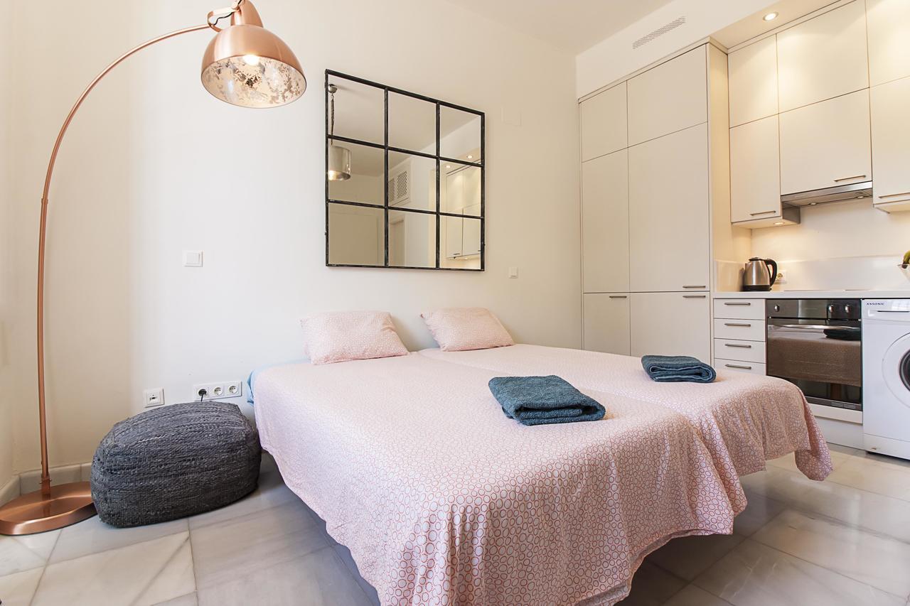 Cortina Apartments ! Малага Екстер'єр фото